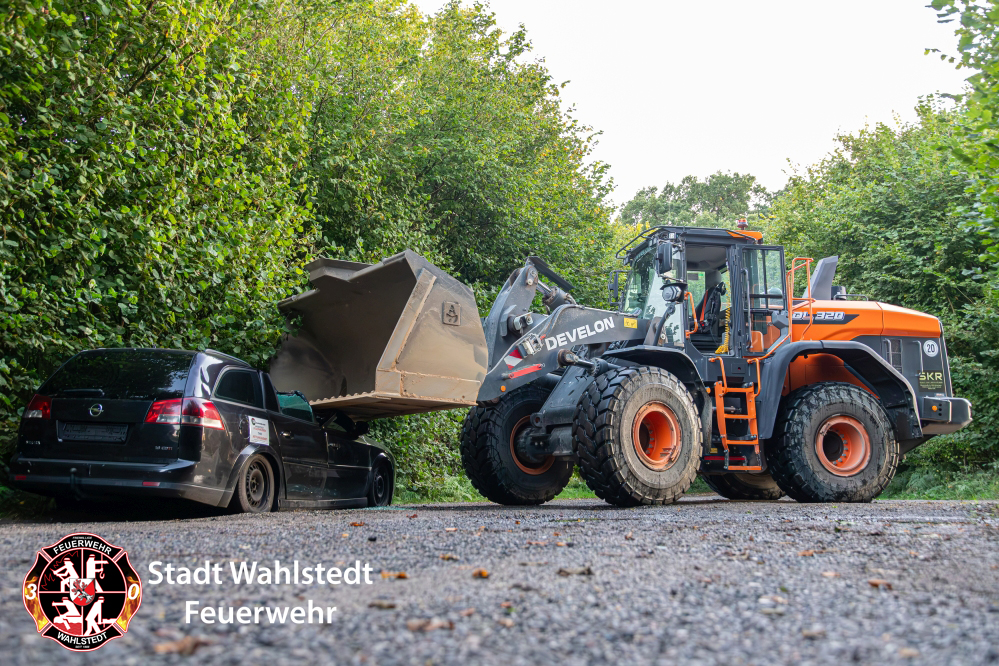 Kollision zwischen einem Personenkraftwagen und einem Radlader